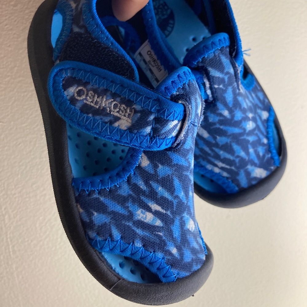 OshKosh B’gosh toddler water shoes